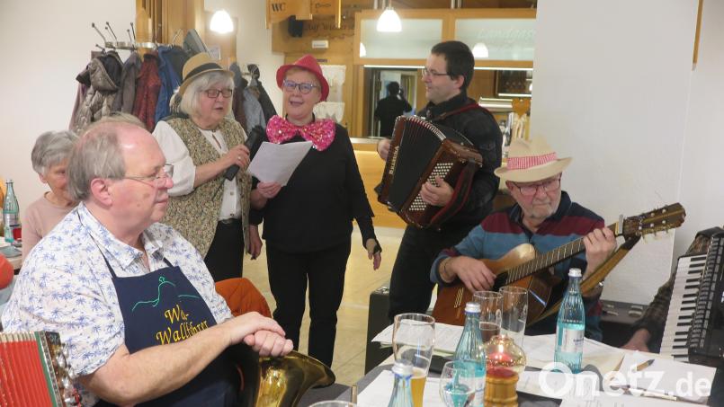 Herbert Diesner (Gitarre) und Roland Küffner (Akkordeon) begleiteten die beiden Kemnather Sängerinnen Monika Fink und Sieglinde Wick (von links). Bild: jzk