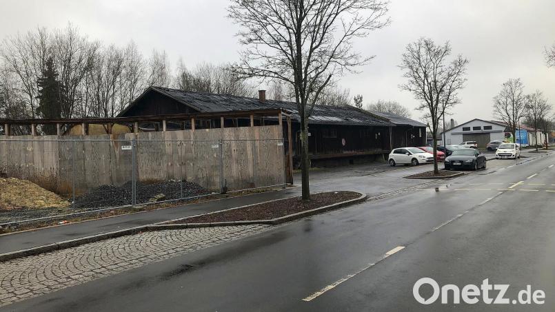 Auf die überdachten Stellplätze am künftigen Park- &amp; Ride-Parkplatz im Umfeld des Bahnhofs müssen die Nutzer noch einige Zeit warten. Derzeit hofft die Gemeinde Wiesau auf eine Förderung für die geplante Photovoltaik-Anlage auf den Dächern der Parkflächen. Bild: wro