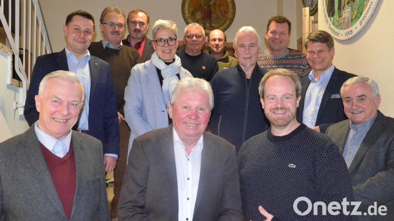 Die neue Vorstandschaft des CSU-Ortsverbands Weiden-Ost mit den Geehrten. Der Verband ist die mitgliederstärkste politische Vereinigung der Stadt. Bild: Kunz