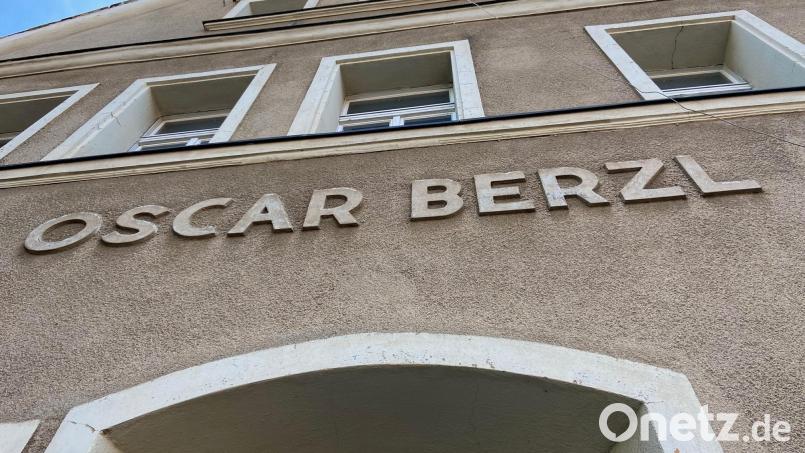 Die Aufschrift &quot;Oscar Berzl&quot; zeugt bis heute davon, wer über lange Zeit in diesem Haus gelebt hat. Bild: Andreas Ascherl