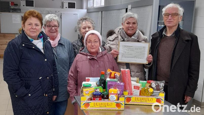 Für den VdK Sulzbach-Rosenberg überreichen (von links) Irmtraud Engelhardt, Karin Hetz, Jutta Haas, Margit Schulze und Marita Vetter eine 500-Euro-Spende an den Vorsitzenden der Amberger Tafel, Bernhard Saurenbach. Bild: dlu