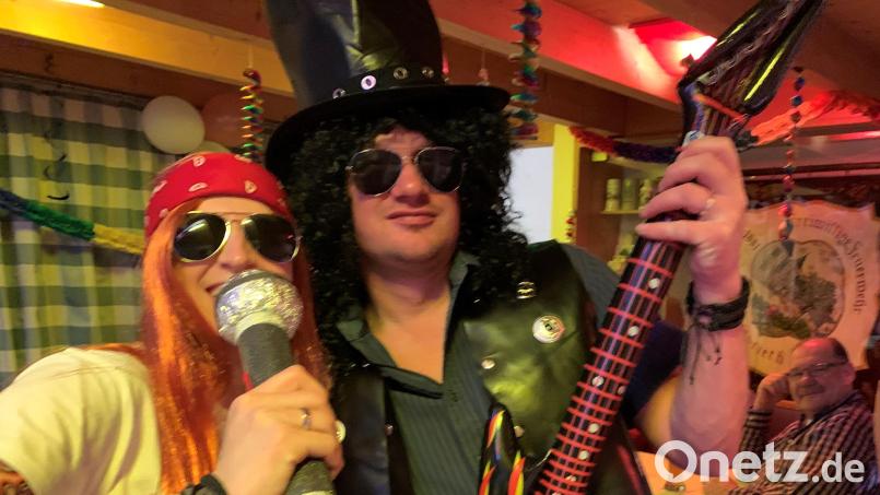 Das Albersriether Duo &quot;Kathi &amp; Pauli&quot; unterstützt die &quot;Bockad&#039;n&quot; mit der Luftgitarre. Bild: fvo