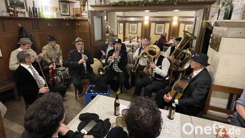 Die Bettlerbigband konzertierte am Samstag beim Sperber. Bild: ige