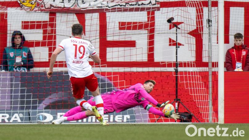 Ex-Nationaltorhüter Ron-Robert Zieler parierte den Strafstoß von Jahn-Angreifer Andreas Albers. Bild: Ulrich Gamel/dpa