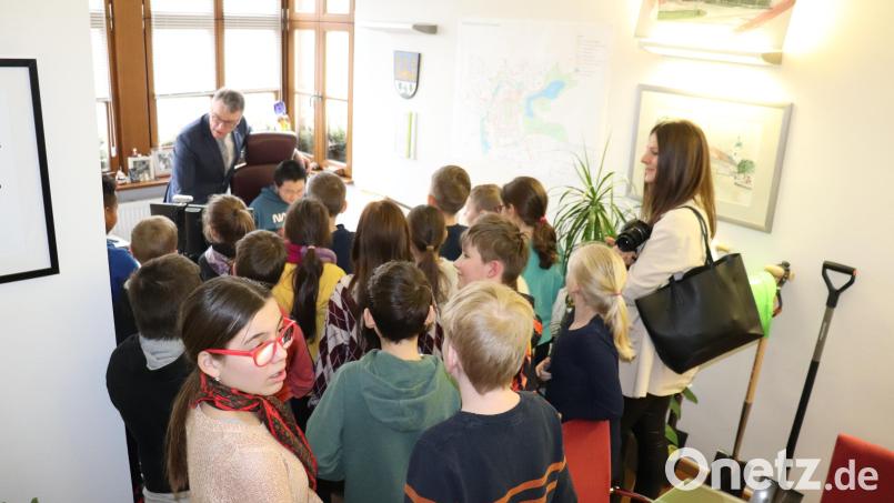 Die Klasse 4a besuchte mit Klassenlehrerin Sandra Wolf (rechts) Bürgermeister Franz Stahl (hinten, links). Schüler Lukas Nguyen (sitzend) durfte an seinem Schreibtisch Platz nehmen. Bild: Stadt Tirschenreuth/exb