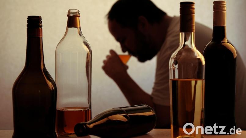 Einen Mann, der nach dem Konsum von hochprozentigem Alkohol nicht mehr handlungsfähig war, hat die Sulzbach-Rosenberger Polizei nach ihren Angaben als Dieb entlarvt. Symbolbild: Axel Bueckert/Adobe Stock