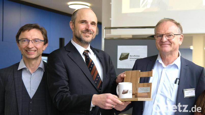 Die stellvertretenden Schulleiter Alois Meyer und Thomas Schlütsmeier (von links) überreichten dem leidenschaftlichen Kaffeetrinker Dr. Josef Most (Mitte) ein Werkstück zum Abstellen seiner Tasse. Die Musiker Günter Kohl und Carolin Pürner (von rechts) verabschiedeten ihn mit dem Sinatra-Song: &quot;My way&quot;. Bild: Hirsch