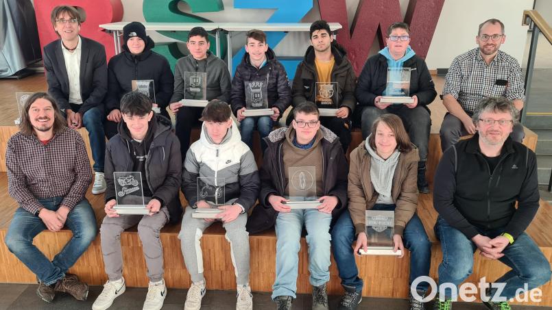 Die Wiesauer Mittelschüler zusammen mit BSZ-Schulleiter Thomas Metzler (hinten links) und ihren Lehrern Matthias Burger (vorne links), Andreas Büttner (hinten rechts) und Manfred Sladky (vorne rechts). Bild: BSZ Wiesau/exb