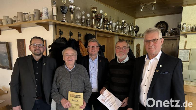 Ehrungen beim Bienenzuchtverein Sulzbach-Rosenberg: (von links) Kreisvorsitzender Andreas Royer, Georg Wiesmet, Bürgermeister Michael Göth, Werner Heyer und Vorsitzender Helmut Heuberger. Bild: Stefan Hubmann/exb