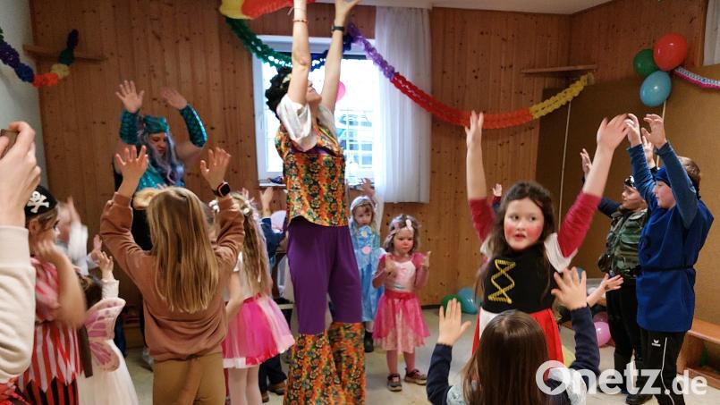 Nix verlernt bei der Melodie „Die Hände zum Himmel: Ob Hippie Johanna Malzer oder Schneewittchen ohne Zwerge, alle wissen es noch, wie es Spaß macht. Bild: gmü