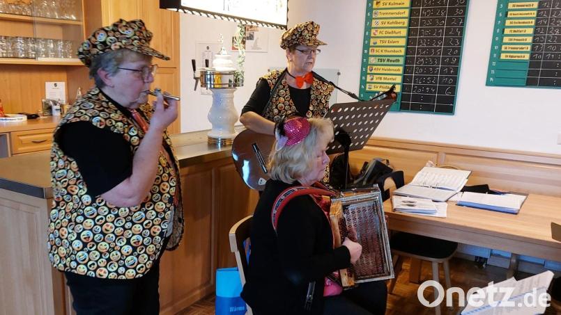 Die Reuther Seniorenrunde „Frohsinn“ hatte zu einer Faschingsfeier eingeladen. Musikbeiträge sorgten dabei für Stimmung. Bild: Seniorenrunde Frohsinn/exb