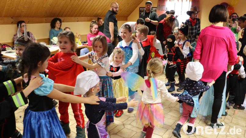 Für &quot;Gewurl&quot; im Edelsfelder Sportheim sorgt die Polonaise der Kinder. Bild: gru