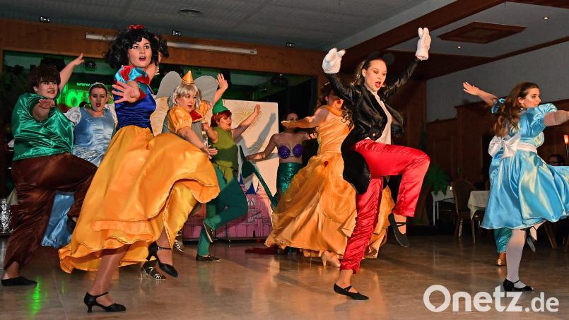 Die Choreografie haben die Knappnesia-Frauen über Monate einstudiert, beim Auftritt sitzen sie perfekt - wie hier beim Stadtball. Archivbild: Petra Hartl