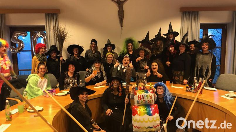 Hexen stürmten das Rathaus in Wolfring. Bild: Houschka