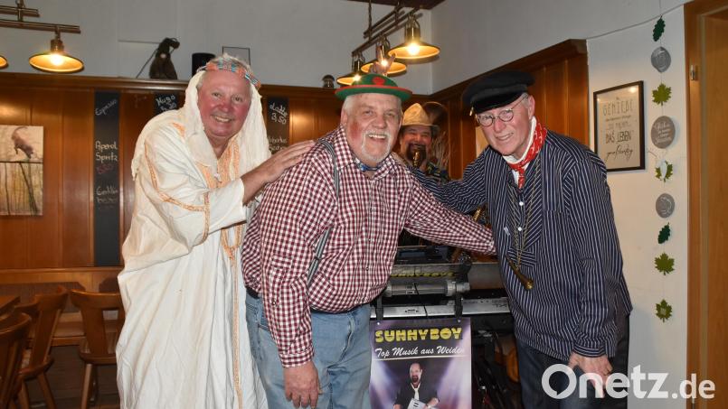 Drei Narren, viel Stimmung Hans Forster, 1883er-Vorsitzender Alfons Landgraf und 7er -Chef Peter Ertl (von links) in Partylaune. Bild: hcz