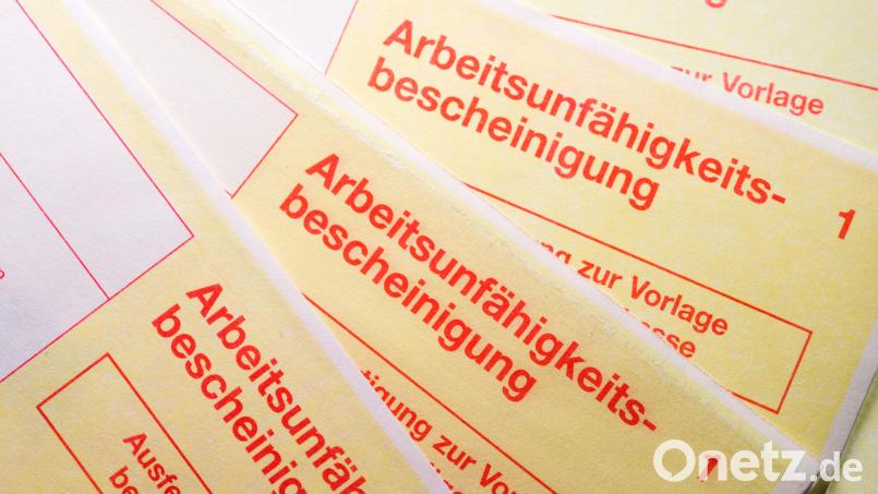 Der &quot;gelbe Schein&quot;, wie die Arbeitsunfähigkeitsbescheinigung landläufig hieß, hat seit dem 1. Januar ausgedient. Symbolbild: Alexander Heinl/dpa