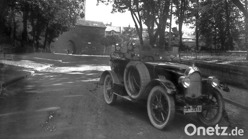 Es hat sich nicht viel geändert. Bereits in den 1920er-Jahren posierten die Automobilisten stolz mit ihren Fahrzeugen. Im konkreten Fall drückte sogar ein ausgebildeter Fotograf vor dem Vilstor auf den Auslöser. Bild: Sammlung Frey/Stadtarchiv Amberg/exb