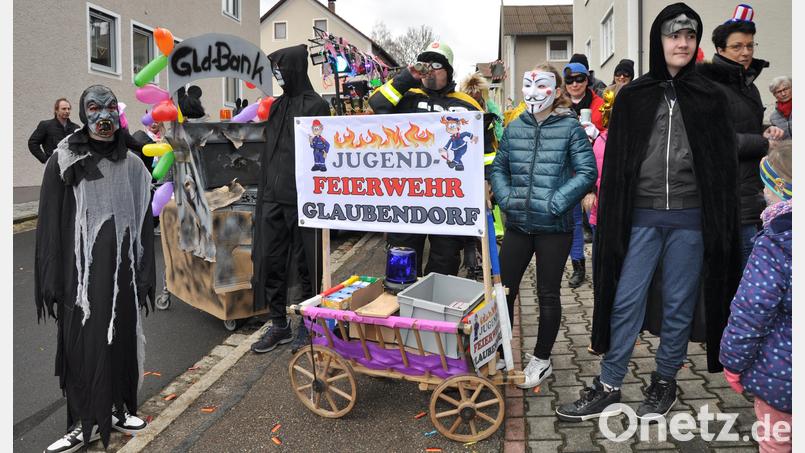 „Jugendfeierwehr“ und Bankräuber wollen beim Faschingszug nicht fehlen Bild: Regina Stahl/exb