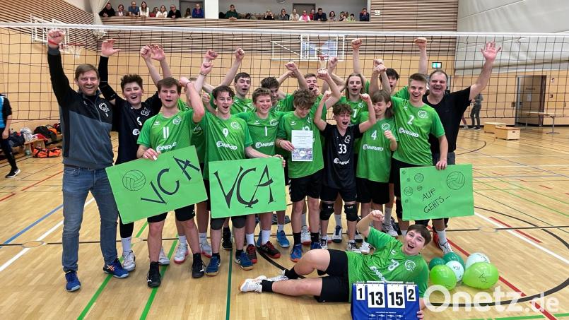 Jubel bei den U18-Volleyballern des VC DJK Amberg mit Trainer Matthias Helm (rechts) und Co-Trainer Thomas Schaller (links). Bild: gsp