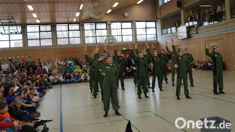 Die Garde Grün-Weiß begeisterte die Schülerinnen und Schüler der Grund- und Mittelschule mit ihren flotten Tänzen Bild: wel