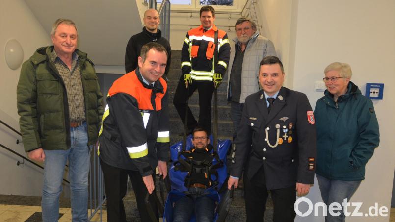 Das vom SPD-Ortsverein spendierte Treppengleittuch wurde bei der Übergabe an die Feuerwehr gleich ausprobiert. Im Bild (vorne, von links) Marktrat Edgar Wenisch, Feuerwehr-Vorsitzender Sven Jäger, Marktrat Wolfgang Pötzl, Kommandant Stefan Kreuzer und Anni Kreuzer sowie (hinten, von links) Alexander Martin, stellvertretender Kommandant Philipp Sölch und Johann Kreuzer. Bild: jr