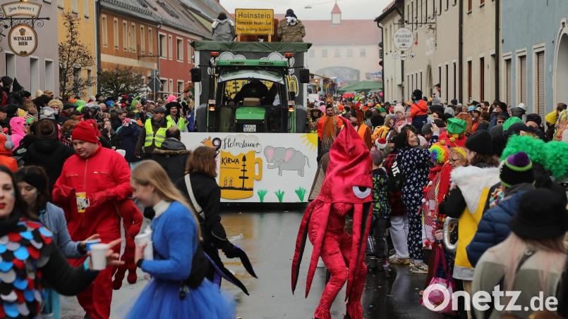 Da war noch alles friedlich. Als sich der Faschingszug am Sonntag durch Hahnbach schlängelte, gab es für die Polizei und das Rote Kreuz nicht viel zu tun. Gegen Abend häuften sich aber die Einsätze. Bild: Wolfgang Steinbacher