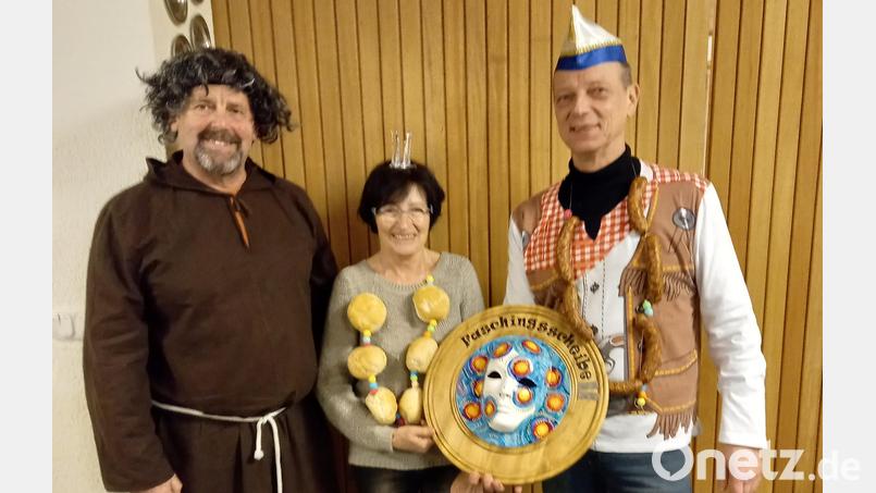 Schützenmeister Uli Götz zeigt das Bild mit dem Prinzenpaar Annemarie Prebeck und Werner Irlbeck (von links). Bild: Biersack/exb