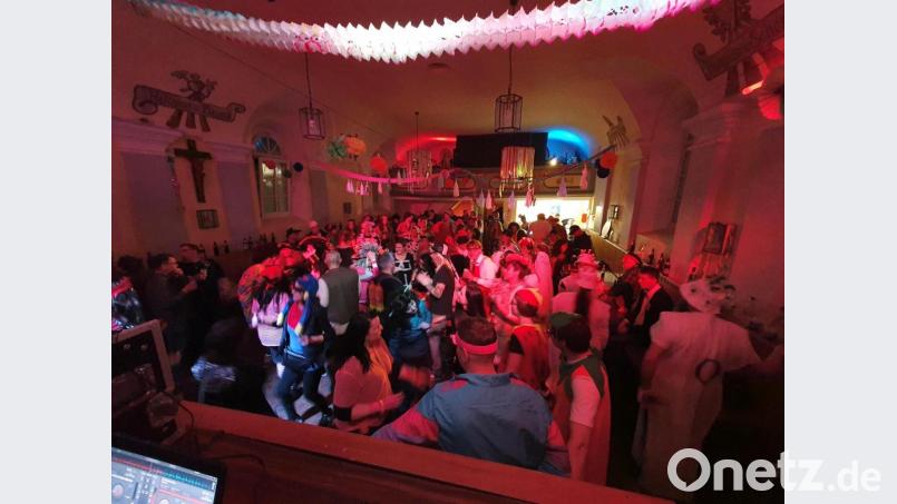 Die Kolpingsfamilie Kemnath hatte zur Ü30-Faschingsparty ins Gesellenhaus eingeladen. Bild: kaz