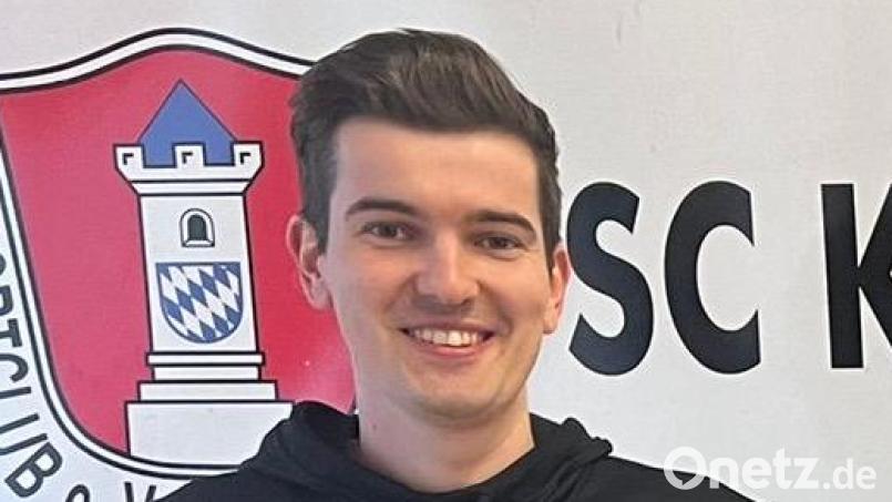 &quot;Bobby&quot; Bafra (Mitte) wird neuer Trainer beim SC Kirchenthumbach. Sehr zur Freude von SC-Abteilungsleiter Marcel Lohner (links) sowie Vorsitzendem Josef Reisner. Archivbild: Marcel Lohner/exb