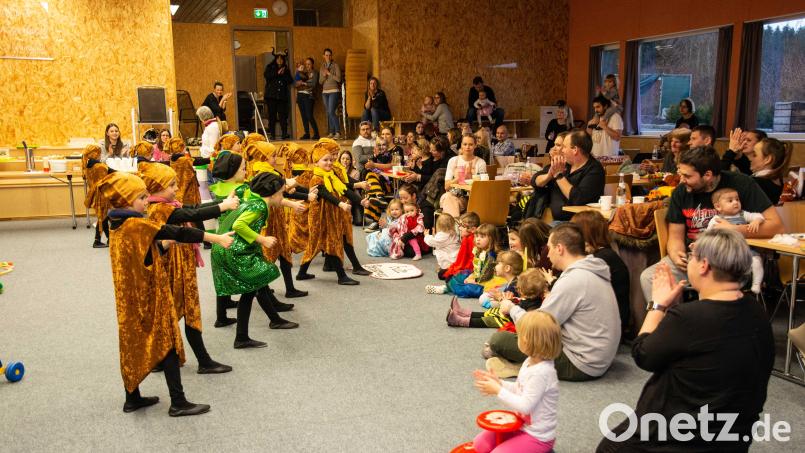 Die Bambinigruppe zeigte einen Tanz beim Krabbelfasching im Mehrgenerationentreff. Bild: Welnhofer/exb