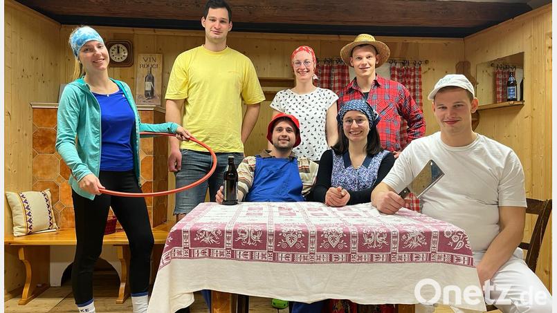 Die Theatergruppe der KLJB Weidenthal probt schon fleißig für die Aufführung des bayerischen Schwanks „Jetzt hamma den Salat“ von Manfred Bogner. Bild: Johannes Irlbacher/exb