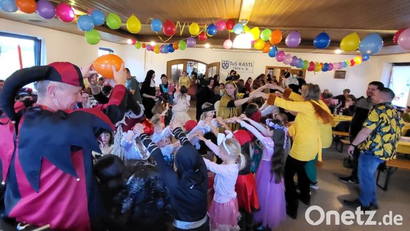 Zahlreiche maskierte Eltern und Kinder bevölkern beim TuS-Kinderfasching die Tanzfläche im Sportheim in Kastl.. Bild: jp