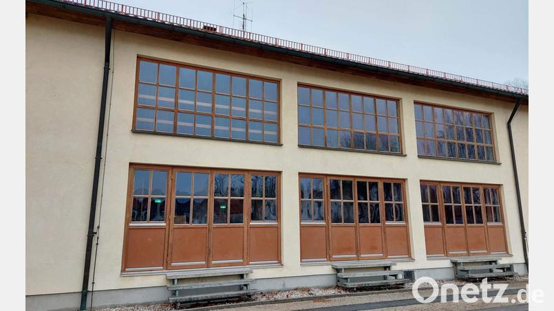 Die CSU-Stadtratsfraktion und Bürgermeister Hermann Falk wollen den Josefshaussaal der Öffentlichkeit wieder zugänglich machen. Aus Brandschutzgründen müssen dabei unter anderem die Türen auf der Ostseite des Saales so gestaltet werden, dass die jetzt vorhandenen Stolperfallen beseitigt werden. Bild: u