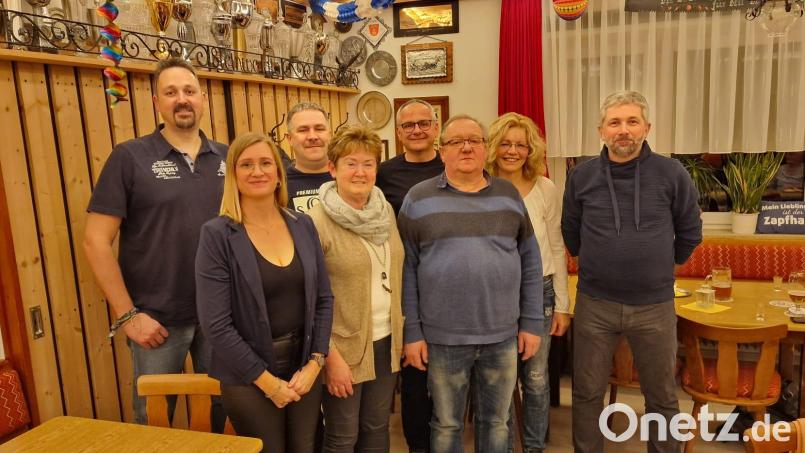 Der Obst- und Gartenbauverein Pullenreuth blickt mit einem neuen Vorstandsteam wieder positiv in die Zukunft. Auf dem Bild (von links) Stefan Gottfried, Gabriele Gottfried, Thomas Sticht, Regina Braun, Bürgermeister Hubert Kraus, Richard Braun, Ilona Kraus und Vorsitzender Christian Spörrer. Bild: Obst- und Gartenbauverein Pullenreuth/exb