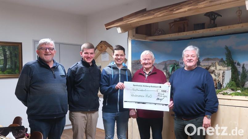 Mit einer Spende überraschen die Krippenfreunde den Förderverein HvO (von links): Wolfgang Albersdörfer, Dominik Bönisch, Andreas Obermeier, Hans Grimm und Karlheinz Kugler. Bild: rha