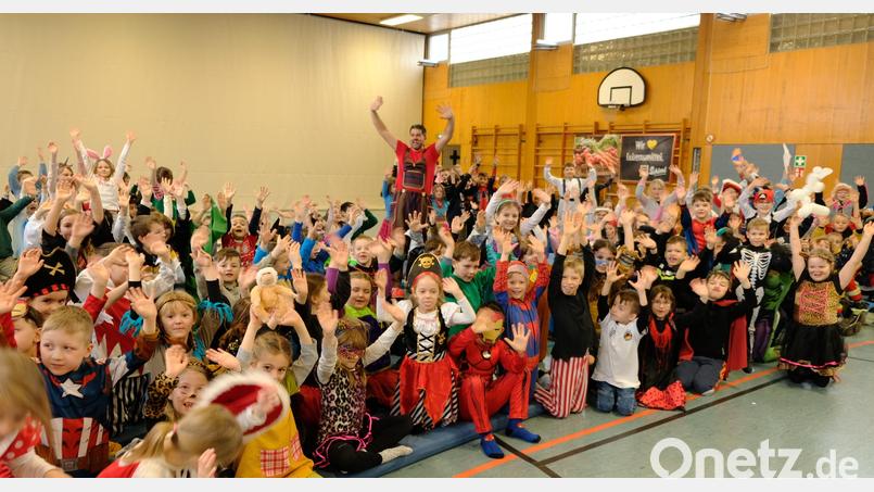 Stimmung und ausgelassene Faschingsgaudi mit dem &quot;Zauberer vom Hexenberg&quot; waren Trumpf in der Schulturnhalle. Bild: mab
