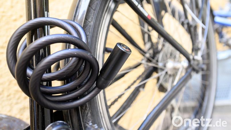 Obwohl es abgeschlossen war, hat ein Dieb in Amberg ein Fahrrad gestohlen. Symbolbild: Sebastian Gollnow/dpa