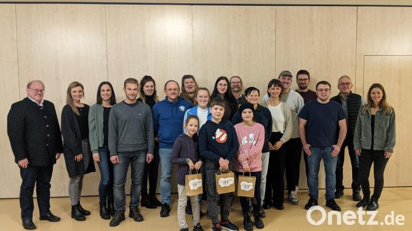 Für die Gemeinde Ebermannsdorf übergeben Bürgermeistervertreter Johann Vornlocher (links) und Jugendbeauftragte Julia Meidinger (Fünfte von links) beim Jugendforum an die Vereine 3435 Euro als Jugendzuschuss. Bild: bö