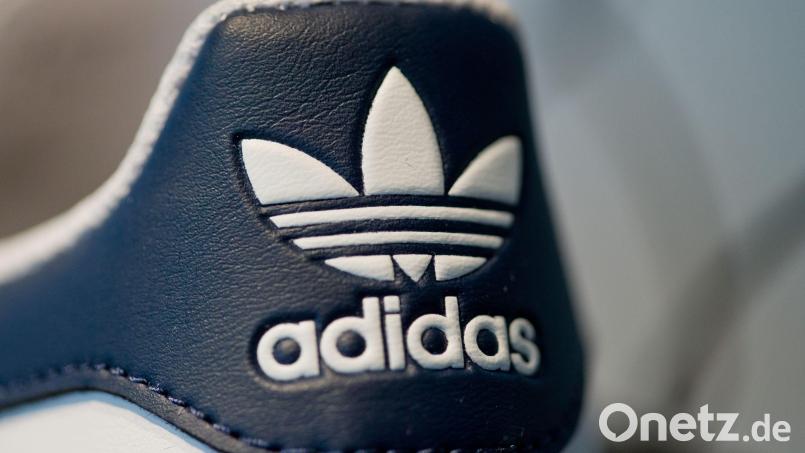 In einer Lagerhalle bei Bayreuth liegen Unmengen unbenutzter Schuhsohlen, unter anderem von Adidas. Symbolbild: Daniel Karmann/dpa