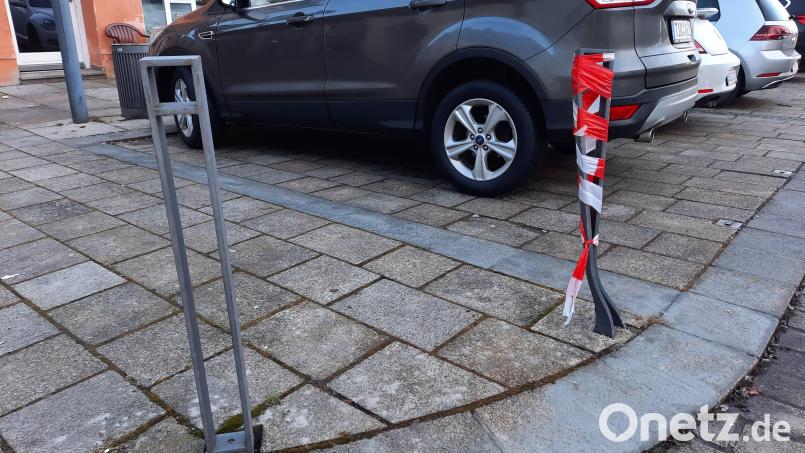 Erneut ein Thema im Bauausschuss waren die Pfosten am Tirschenreuther Marktplatz, die immer wieder an- oder umgefahren werden. Bild: kro