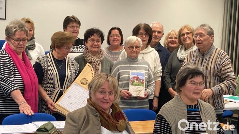 Die gebürtige Neustädterin Maria Hecht (in der Mitte mit Pralinenschachtel) ist mit 80 Jahren noch sehr sportlich und musikalisch. Sie engagiert sich auch in der Veeh-Harfen-Gruppe der Musikschule. Bei den außermusikalischen Aktionen der Institution hilft sie ebenfalls an vorderster Front mit. Bild: kwl