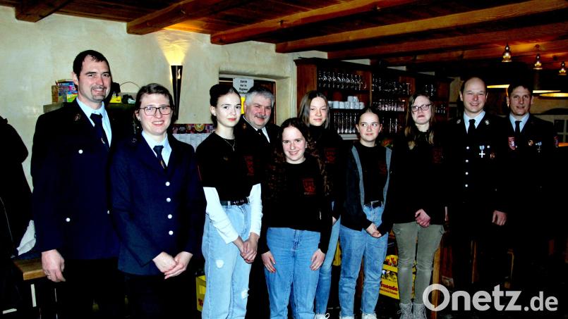 Fünf Mädchen sind bei der Feuerwehr Schmidtstadt in die Ausbildung eingestiegen. Von links 
Zweiter Kommandant Günter Heinl, Zweite Vorsitzende Melanie Herrmann, Magdalena Heinl, Kreisbrandinspektor Hans Sperber, Esther Appel, Emilie Renner, Ruth Appel, Annalena Heindl, Kommandant Peter Appel und Vorsitzender Harald Heinl. Bild: ds