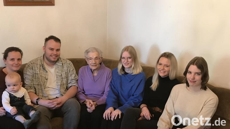 Sehr geschätzt wird die Jubilarin Ella Wismeth aus Hahnbach von ihren Enkeln und den Urenkeln. Bild: mma