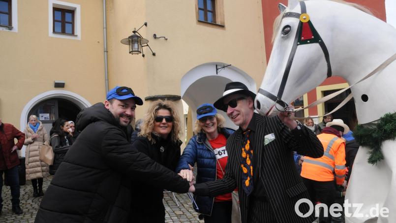 Bürgermeister Sebastian Hartl, Beate Merkel, Zweite Bürgermeisterin Sigrid Ziegler und Jürgen Laubert beschließen per Handschlag den Preis für den Schimmel: 450 Euro bezahlte Bürgermeister Sebastian Hartl und unterstützte damit vor allem das soziale Engagement der Schimmel AG. Bild: bey