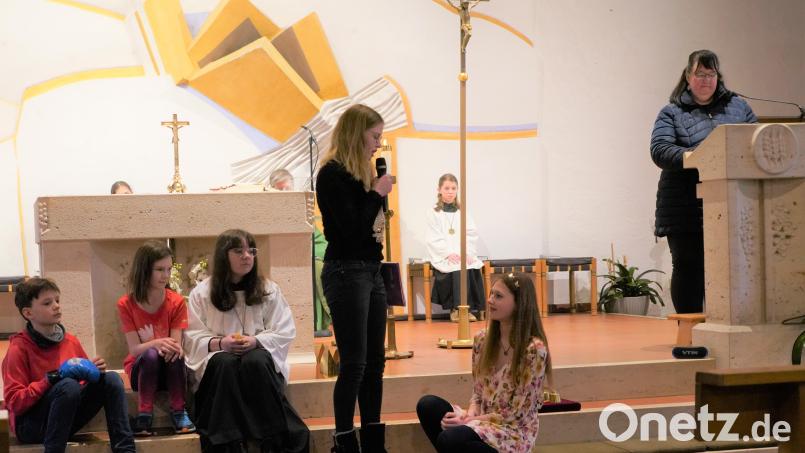 Ein Predigtspiel im Faschingsgottesdienst stimmte nachdenklich. Beim anschließenden Verkauf der Faschingskrapfen kamen fast 1000 Euro zusammen, die für Straßenkinder in Bolivien gespendet werden. Bild: fvo