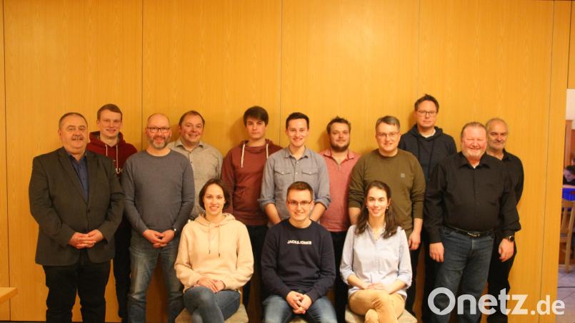 Der neue Vorstand der Blasmusik Gebenbach mit Bürgermeister Peter Dotzler (links), dem im Amt bestätigten Vorsitzenden Simon Lösch (stehend, Vierter von links) und den ausgeschiedenen Vorstandsmitgliedern Jürgen Lindner (stehend, Dritter von links) und Siegfried Siegert (stehend, Vierter von rechts). Bild: swo