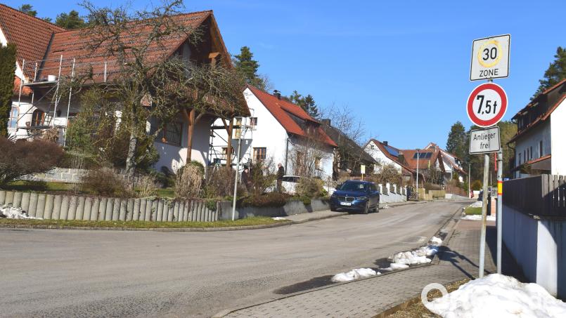 Auf der Bergstraße in Illschwang hat Tempo 30 Gültigkeit. Die Entscheidungshoheit für die Gemeindeverbindungsstraße nach Ödputzberg liegt beim Gemeinderat.. Bild: no