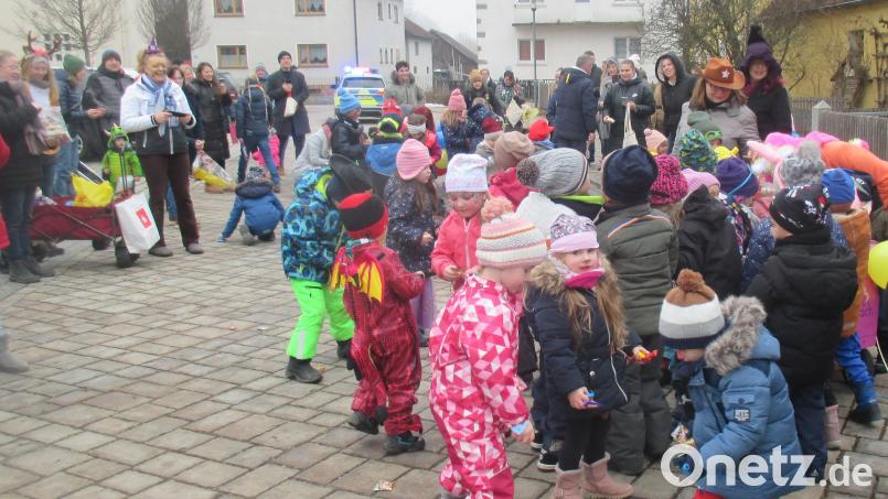 Beim Faschingszug des Kindergartens Schwarzenbach bekamen die Zugteilnehmer Süßigkeiten von den Zuschauern Bild: hhn