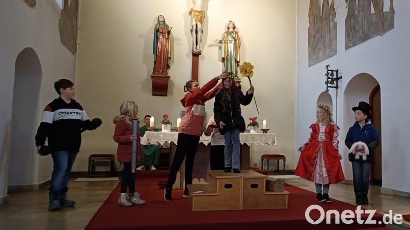Bei Faschingsgottesdienst in Immenreuth stand die Wahl eines Kinderkönigs an. Das gestaltete sich aber schwieriger als gedacht. Bild: mez