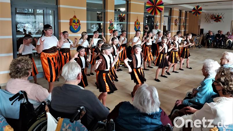 Die Piratinnen imponierten als größtes Ensemble beim Faschingsnachmittag im Alten- und Pflegeheim mit ihrer flotten Tanzshow. Bild: lg